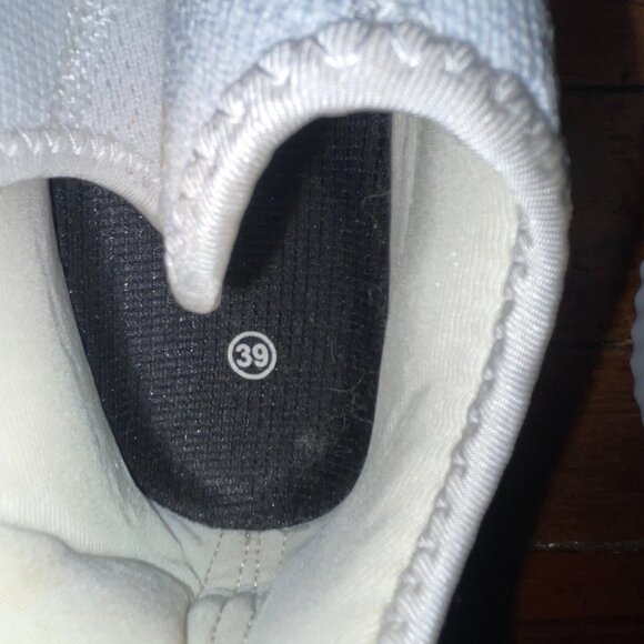 Women's White Sneakers Size 8.5 - Picture 2 of 5